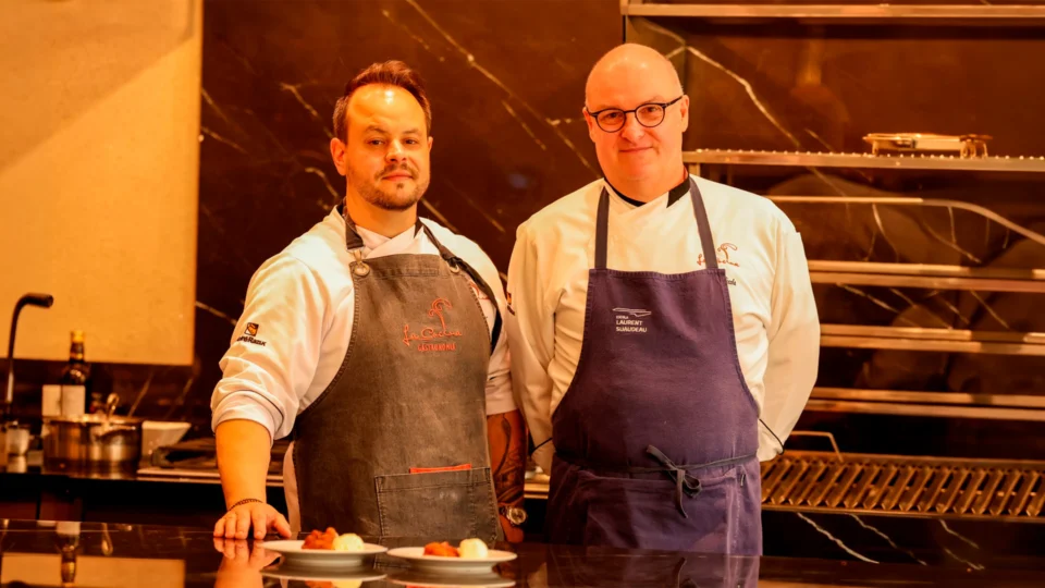 Ivan Kaehler e Ricardo Filizola, chefs do La Cocina Gastronomia, unem técnica, planejamento e sensibilidade para transformar cada evento em uma experiência marcada por cuidado e identidade autoral.