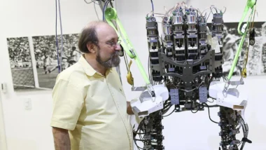 Nicolelis e o exoesqueleto, em registro de 2014.