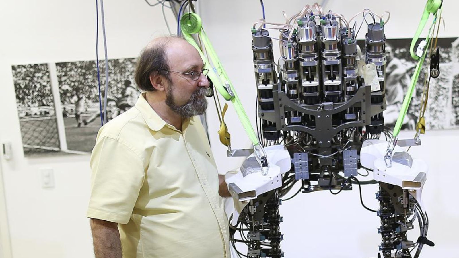 Nicolelis e o exoesqueleto, em registro de 2014.