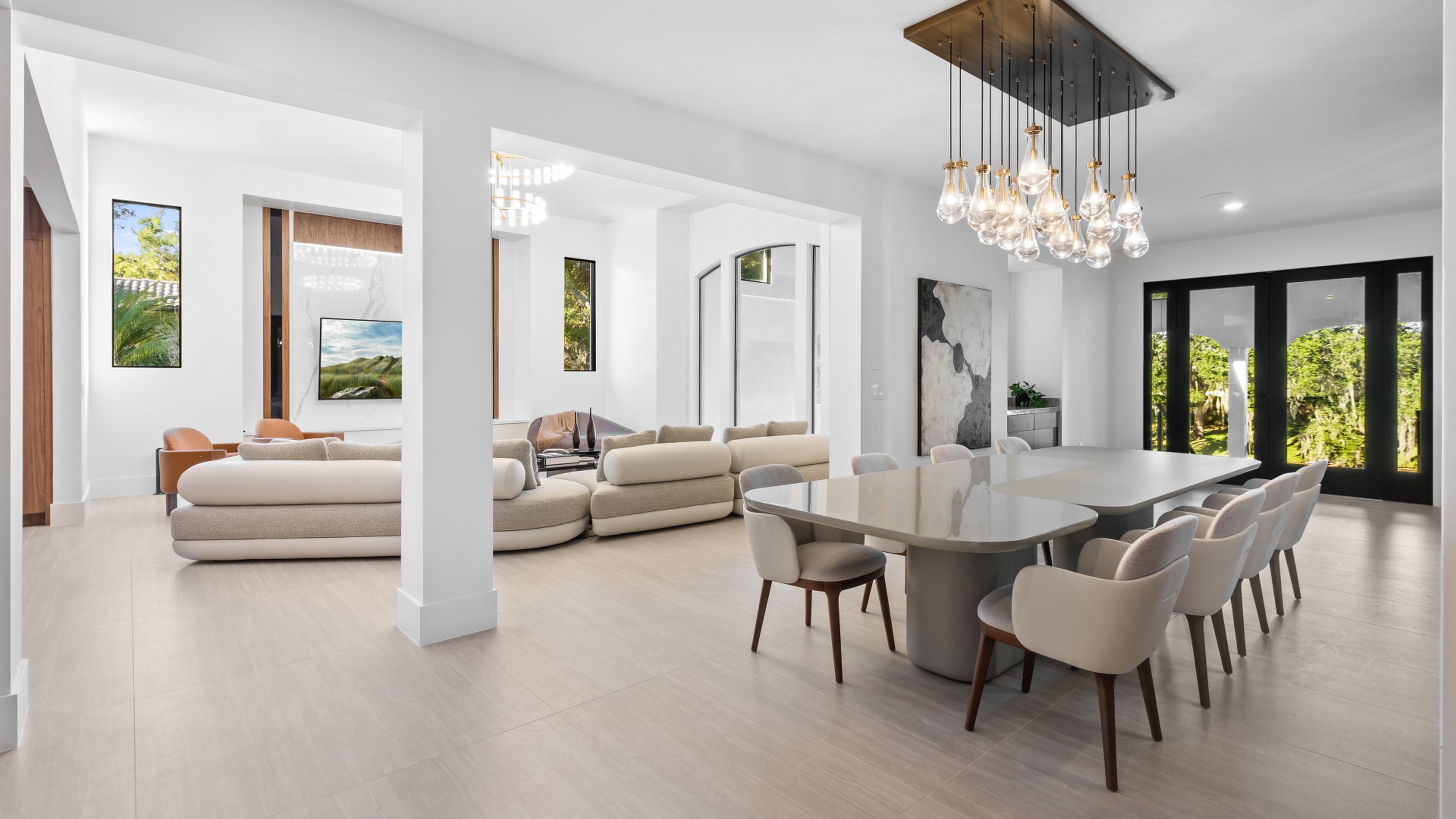 Sofisticação silenciosa e curadoria de alto padrão definem a residência assinada por Andria Tagliari em Isleworth.