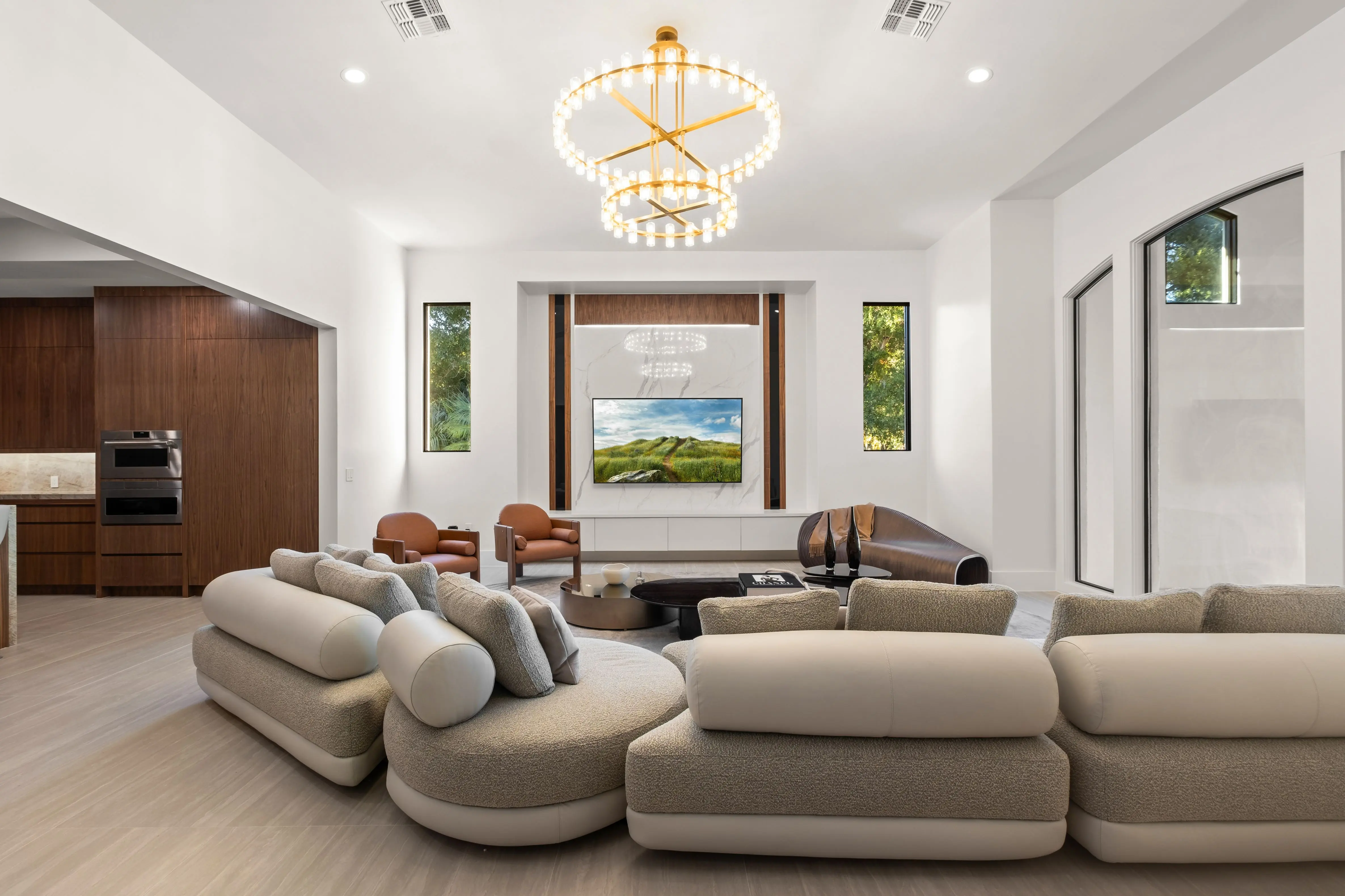 Linhas contemporâneas, iluminação cênica e equilíbrio de materiais evidenciam a assinatura de Andria Tagliari na residência em Isleworth.