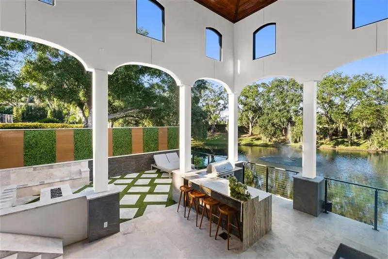 Integração entre arquitetura e paisagem reforça o conceito de sofisticação atemporal na residência assinada por Andria Tagliari em Isleworth.