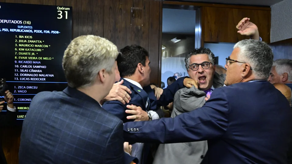 Durante a sessão em que os parlamentares aprovaram a quebra de sigilos de Lulinha, parlamentares governistas acusaram Carlos Viana de fraude na votação. Petista admitiu agressão a colega do Novo.