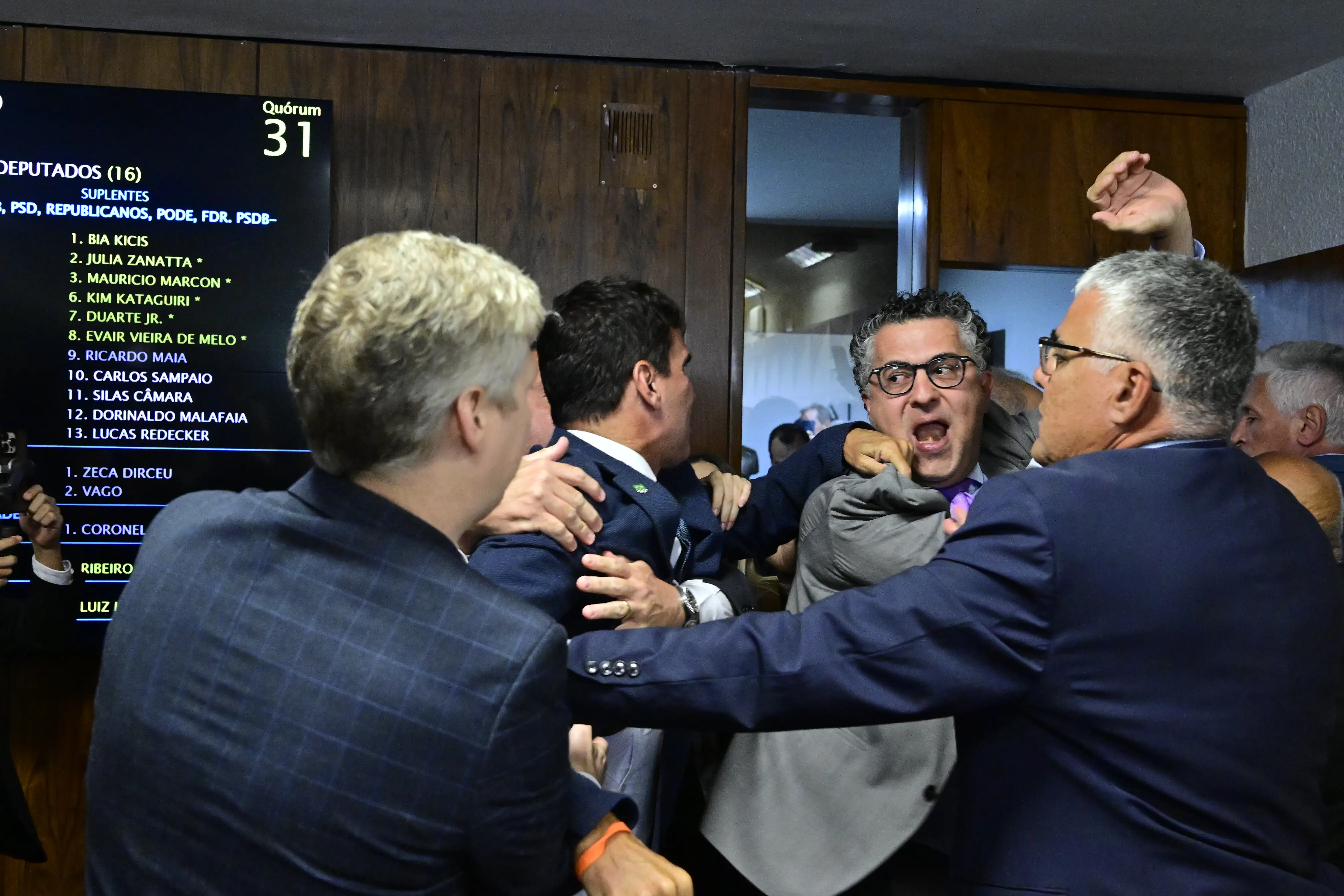 Durante a sessão em que os parlamentares aprovaram a quebra de sigilos de Lulinha, parlamentares governistas acusaram Carlos Viana de fraude na votação. Petista admitiu agressão a colega do Novo. 