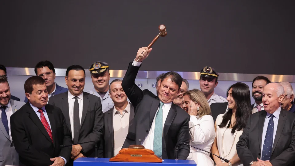 Governador Tarcísio de Freitas bate o martelo ao lado de representantes do consórcio vencedor durante o leilão da concessão da Rota Mogiana, realizado na B3, em São Paulo.