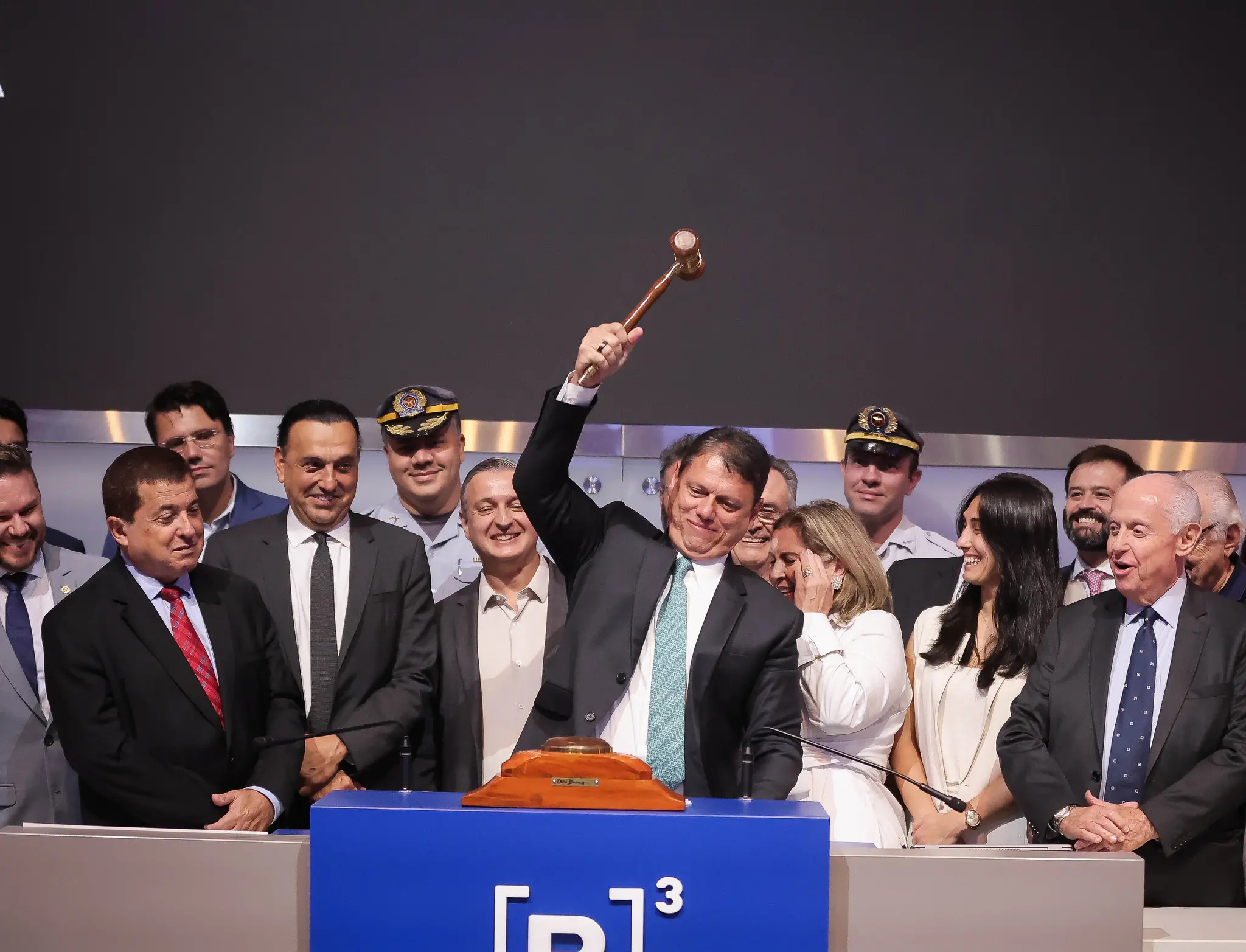 Governador Tarcísio de Freitas bate o martelo ao lado de representantes do consórcio vencedor durante o leilão da concessão da Rota Mogiana, realizado na B3, em São Paulo.