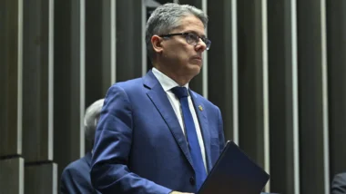 Alessandro Vieira critica decisão de Gilmar Mendes e menciona PCC em nota.