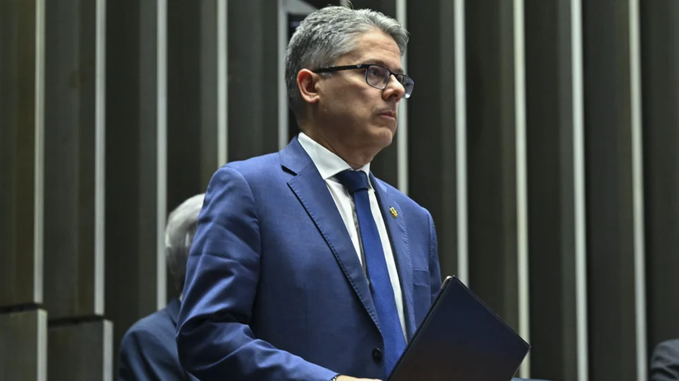 Alessandro Vieira critica decisão de Gilmar Mendes e menciona PCC em nota.
