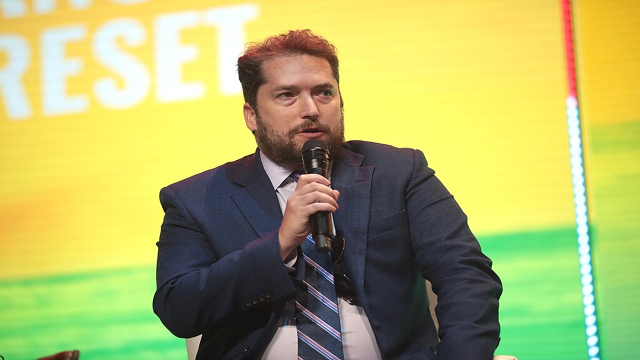 Darren Beattie é crítico de Moraes e próximo os Bolsonaros.