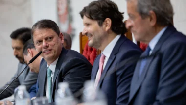 Evento na Alesp reuniu Valdemar Costa Neto, Flávio Bolsonaro, Tarcísio de Freitas e Ricardo Nunes em articulações para 2026.