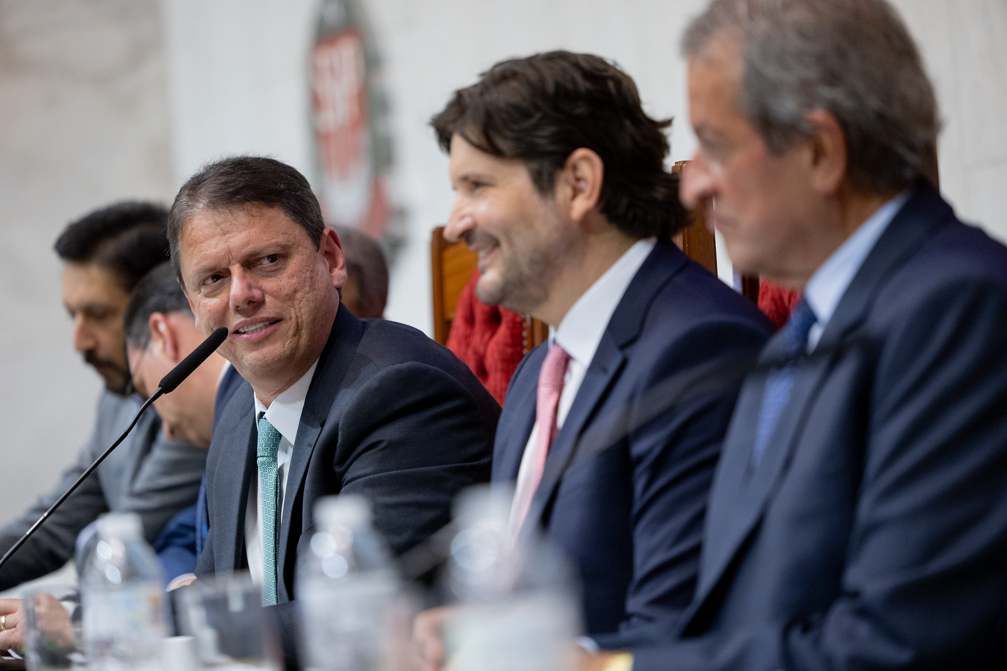 Evento na Alesp reuniu Valdemar Costa Neto, Flávio Bolsonaro, Tarcísio de Freitas e Ricardo Nunes em articulações para 2026.