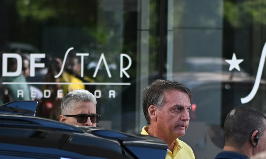 Bolsonaro enfrenta problemas de saúde após facada nas eleições de 2018.
