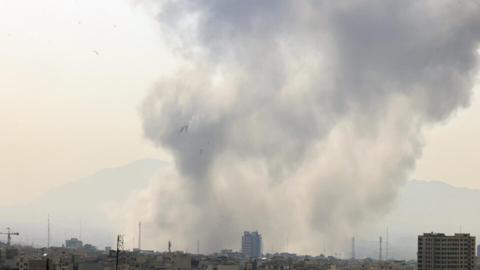 EUA e Israel atacam Irã; Trump quer derrubada de regime