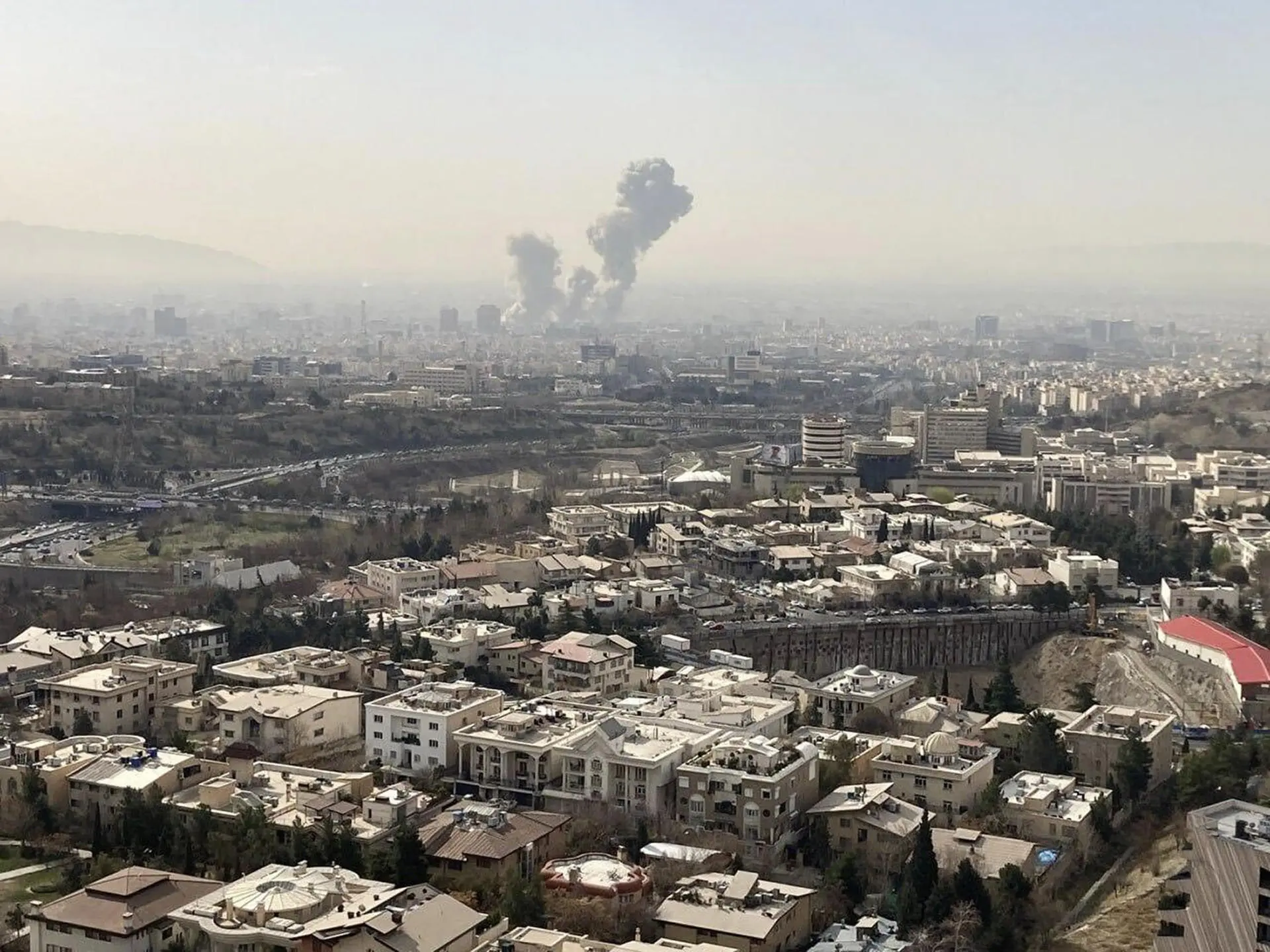 Explosões são registradas em Teerã; Trump anuncia ataque de larga escala ao Irã