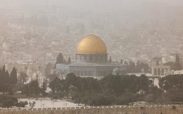 Sirenes soam em Jerusalém e moradores correm para bunkers após ataque com mísseis