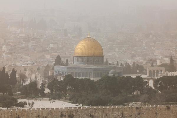 Moradores de Jerusalém buscam proteção em bunkers e quartos fortificados após sirenes alertarem para ataque com mísseis.
