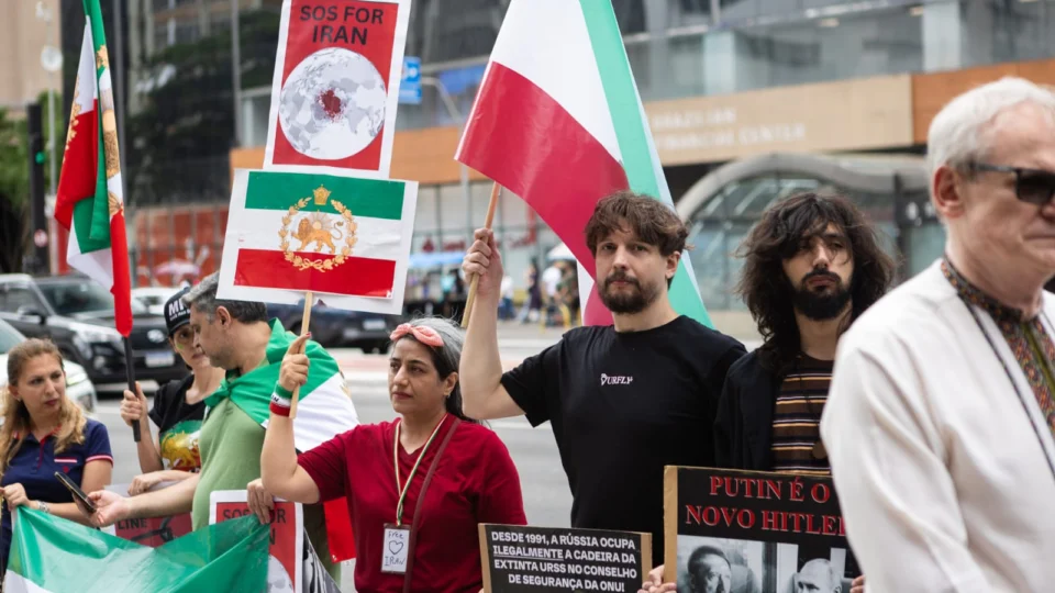 Refugiados iranianos no Brasil protestam na Avenida Paulista contra o regime islâmico e acompanham com apreensão os ataques ao Irã.