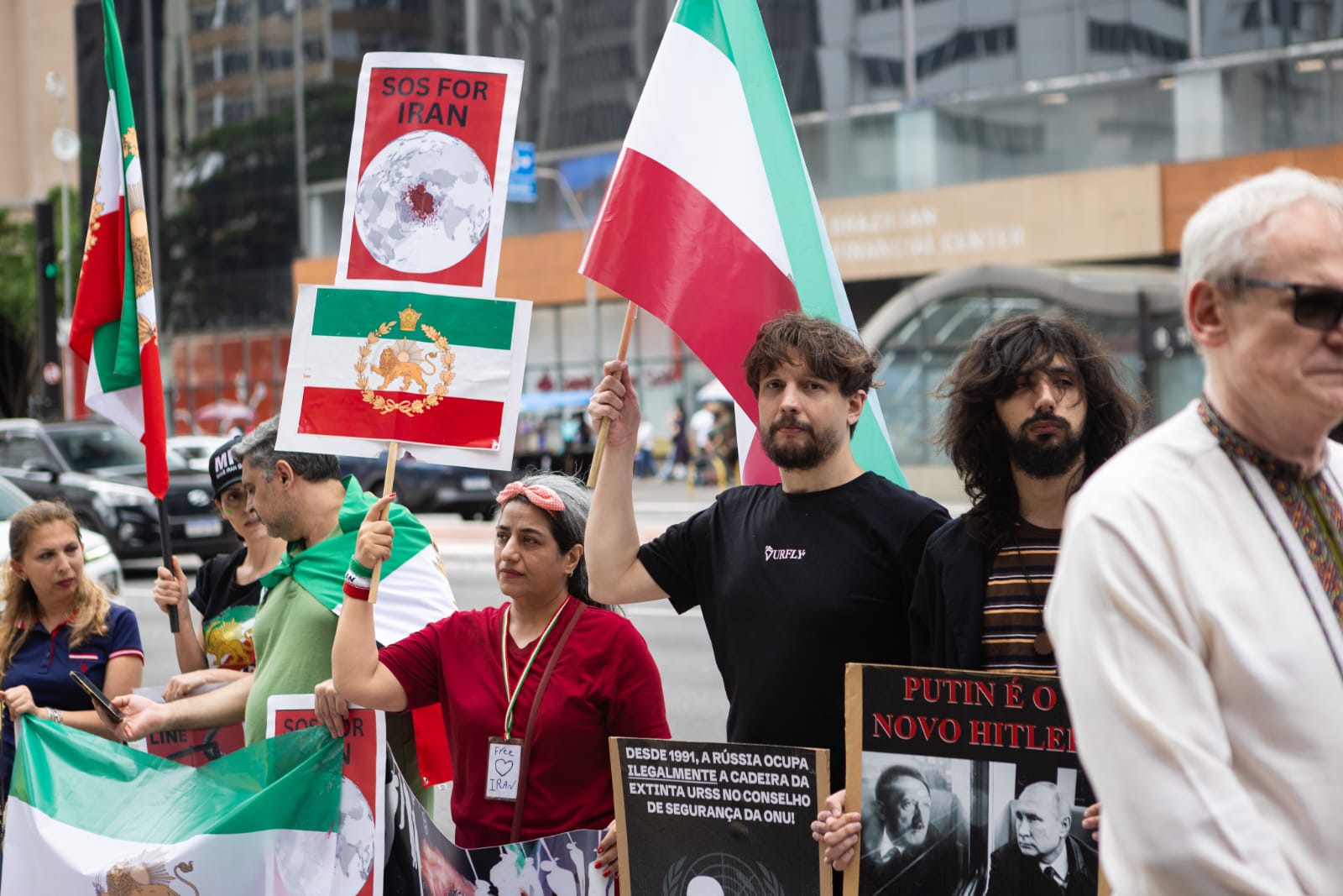 Refugiados iranianos no Brasil protestam na Avenida Paulista contra o regime islâmico e acompanham com apreensão os ataques ao Irã.