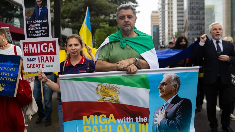 Refugiados iranianos no Brasil defendem que o povo do Irã decida, por eleições, qual regime deve governar o país.