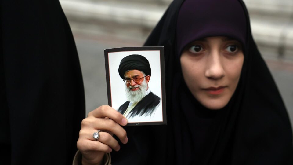 Quem é Ali Khamenei, líder máximo do Irã, e como funciona o regime dos aiatolás