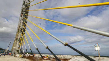 Instalação do último estai encerra fase mais complexa do trecho central da ponte.