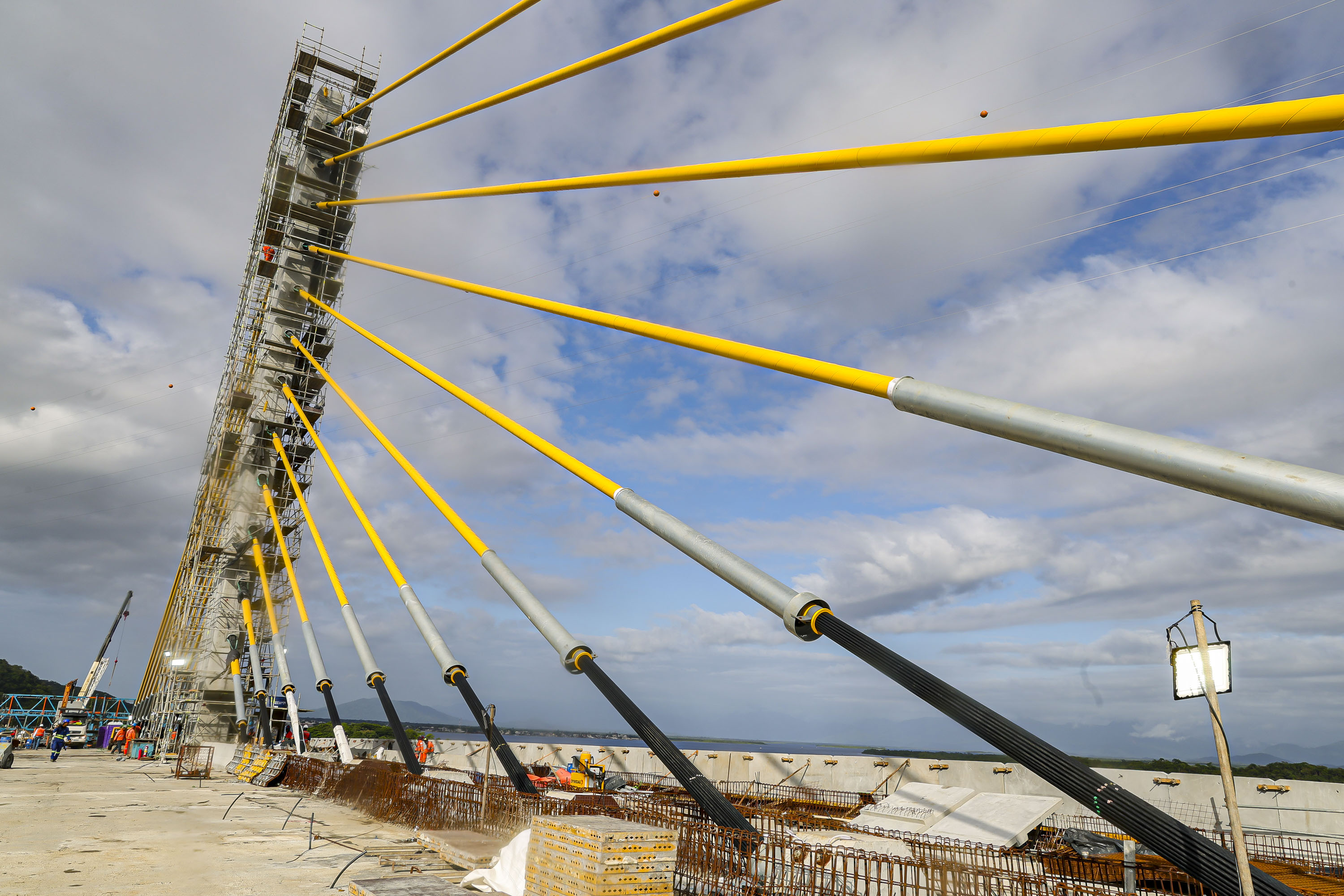 Instalação do último estai encerra fase mais complexa do trecho central da ponte de Guaratuba.