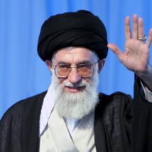 Líder supremo do Irã, o aiatolá Ali Khamenei, morreu no sábado (28) depois que ataques dos EUA e de Israel atingiram a capital iraniana, Teerã Imagem referente a matéria