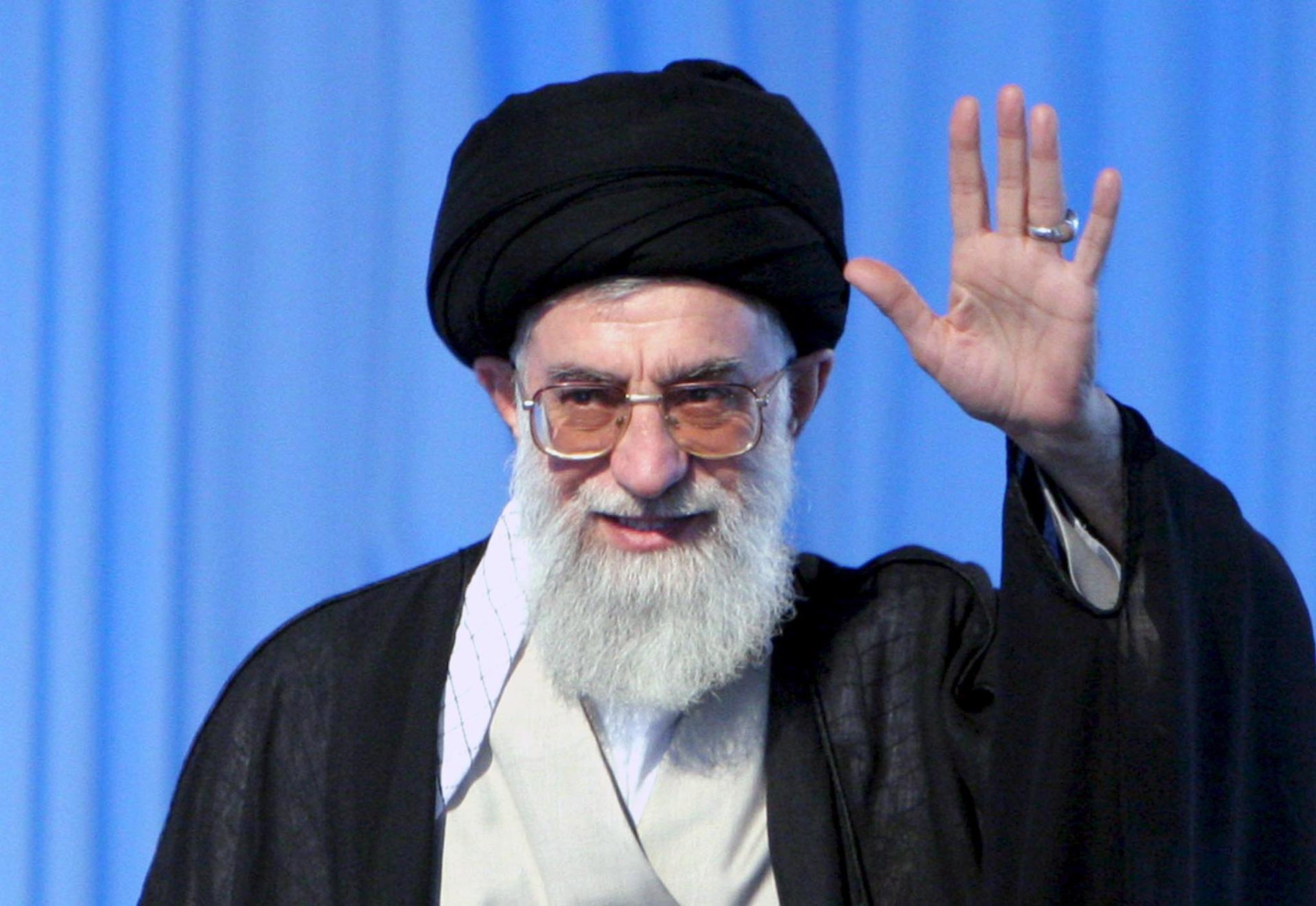 Líder supremo do Irã, o aiatolá Ali Khamenei, morreu neste sábado (28) depois que ataques dos EUA e de Israel atingiram a capital iraniana, Teerã