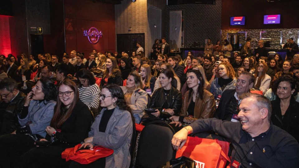 Profissionais participam de evento executivo com foco em networking, troca de experiências e geração de oportunidades estratégicas, ambiente que reflete a proposta do ESPM ao promover conexões entre mercado e academia.