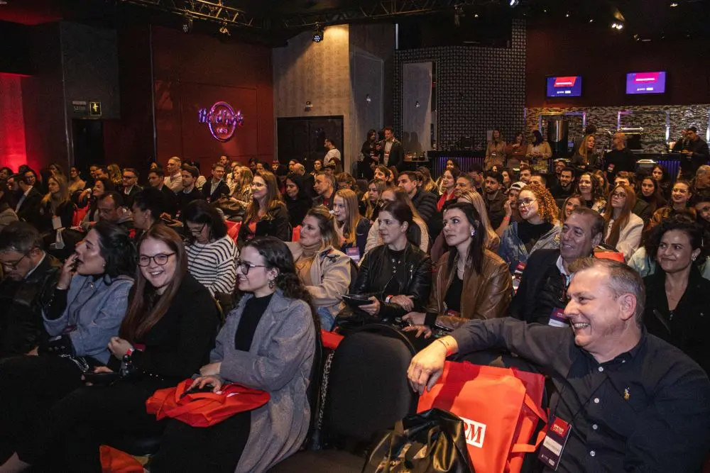 Profissionais participam de evento executivo com foco em networking, troca de experiências e geração de oportunidades estratégicas, ambiente que reflete a proposta do ESPM ao promover conexões entre mercado e academia.