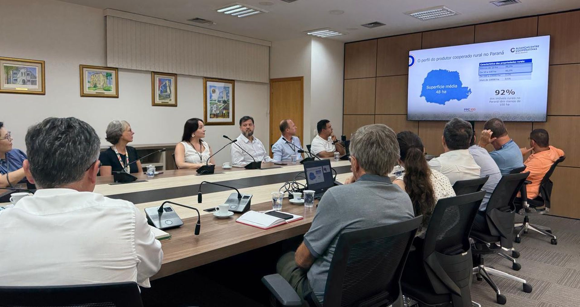 Representantes do Sistema Ocepar e da Universidade Tecnológica Federal do Paraná (UTFPR) discutem estratégias para fortalecer a inovação tecnológica, a certificação de propriedades rurais e o desenvolvimento do agronegócio paranaense durante reunião institucional em Curitiba.