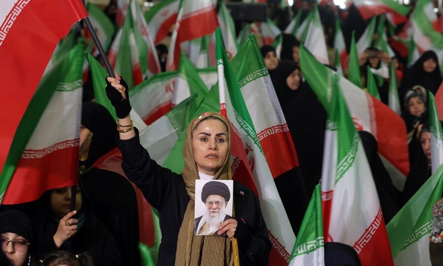Iranianos comemoram anúncio da morte de Ali Khamenei