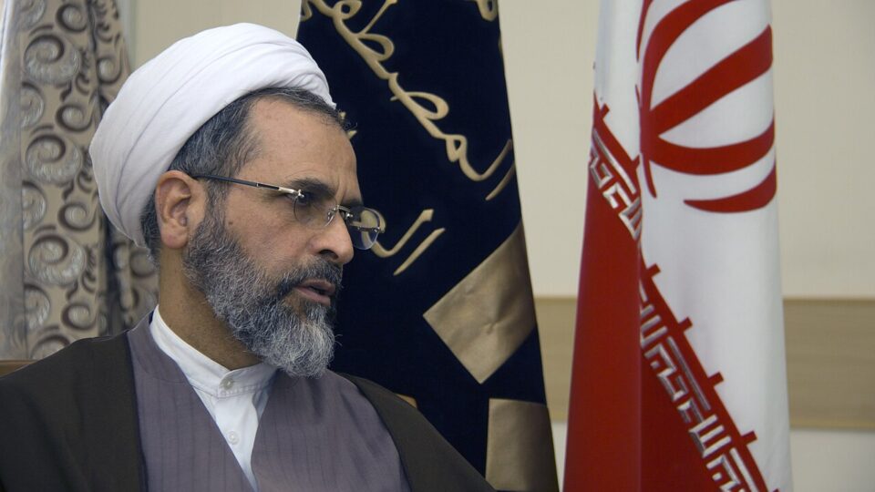 Irã anuncia líder supremo interino que comandará processo para substituir Khamenei