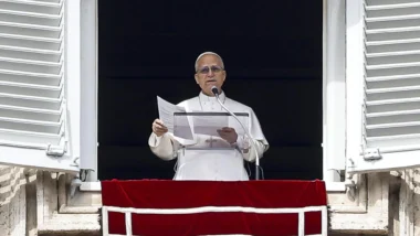 O Papa Leão XIV lidera a oração do Angelus, a tradicional oração dominical, da janela de seu escritório com vista para a Praça de São Pedro, Cidade do Vaticano, 1º de março de 2026.