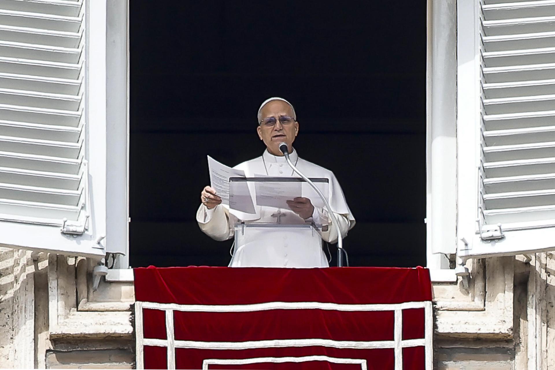 O Papa Leão XIV lidera a oração do Angelus, a tradicional oração dominical, da janela de seu escritório com vista para a Praça de São Pedro, Cidade do Vaticano, 1º de março de 2026.