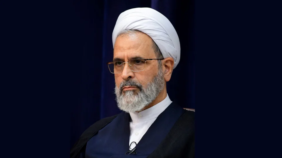 Aiatolá Alireza Arafi, de 66 anos, integra o núcleo de poder iraniano e passou a chefiar o conselho interino responsável pela transição política no Irã.