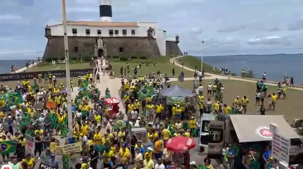 Manifestantes reunidos no Farol da Barra, em Salvador/BA, na manhã deste domingo (1º)