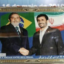 Ataque atinge residência e mata Mahmoud Ahmadinejad, ex-presidente iraniano Encontro entre Lula e Mahmoud Ahmadinejad em Brasília. Ex-presidente do Irã foi morto nos ataques ao país no sábado (28).