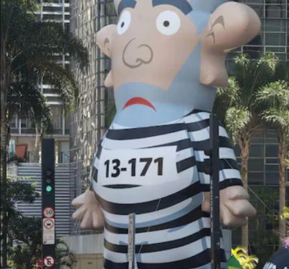 Boneco gigante conhecido como Pixuleco, na Avenida Paulista. O boneco se tornou símbolo de protestos contra a corrupção e o PT desde a Operação Lava Jato.