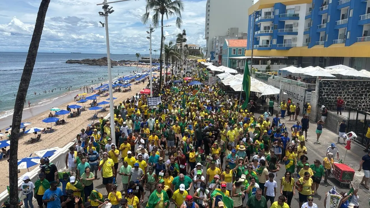 Farol da Barra, em Salvador, reunindo manifestantes às 11h deste domingo (1º).