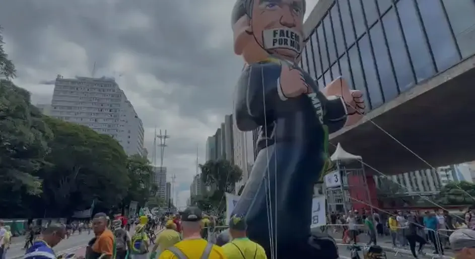 Boneco inflável na Avenida Paulista representando a censura sofrida pelo ex-presidente Jair Bolsonaro.