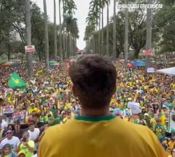 Nikolas Ferreira discursando em Belo Horizonte/MG em manifestação na manhã deste domingo (1º).