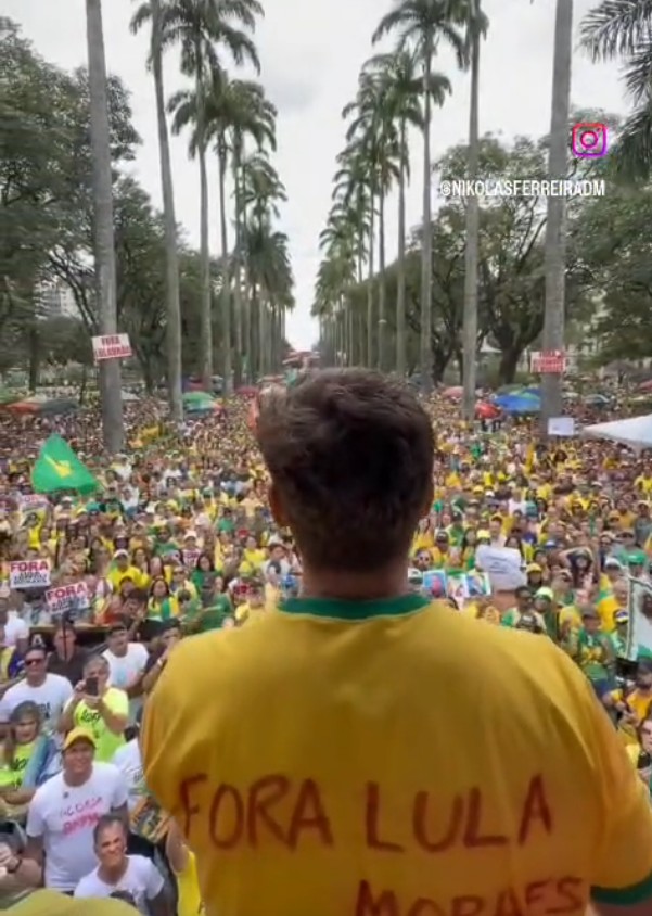 Nikolas Ferreira discursando em Belo Horizonte/MG em manifestação na manhã deste domingo (1º).