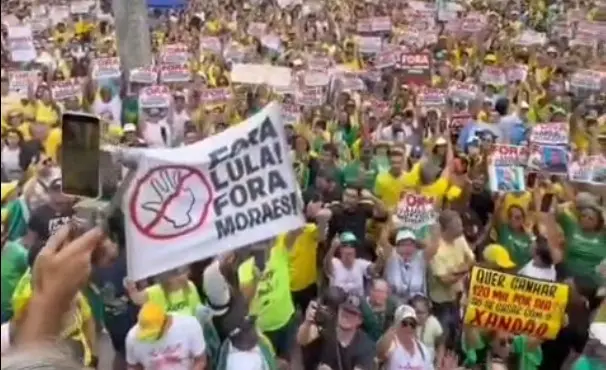Faixa exibida durante manifestação em Belo Horizonte.