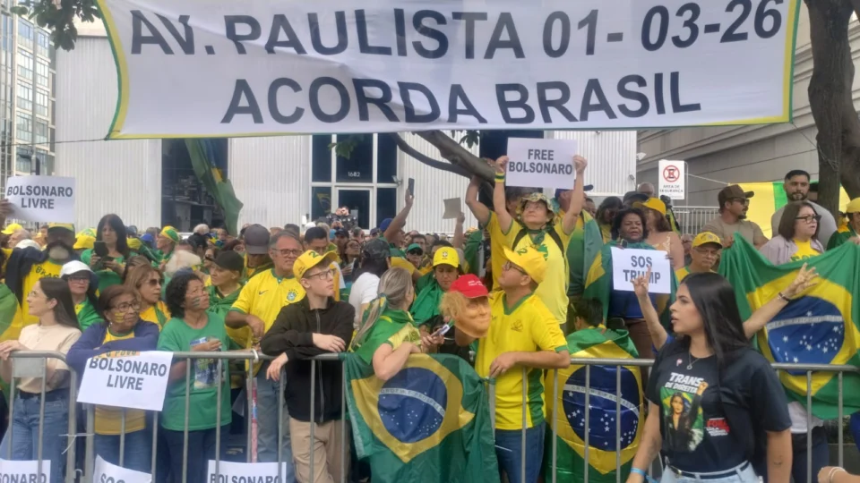 Manifestantes na Avenida Paulista aguardando o início do ato.