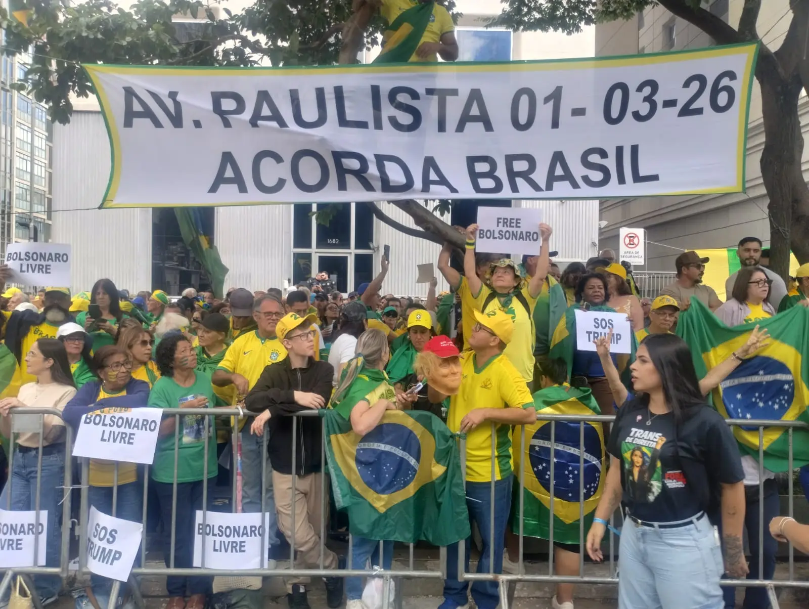 Manifestantes na Avenida Paulista aguardando o início do ato.