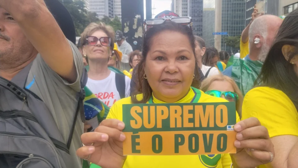 Mulher segura placa "Supremo é o Povo", na Avenida Paulista.