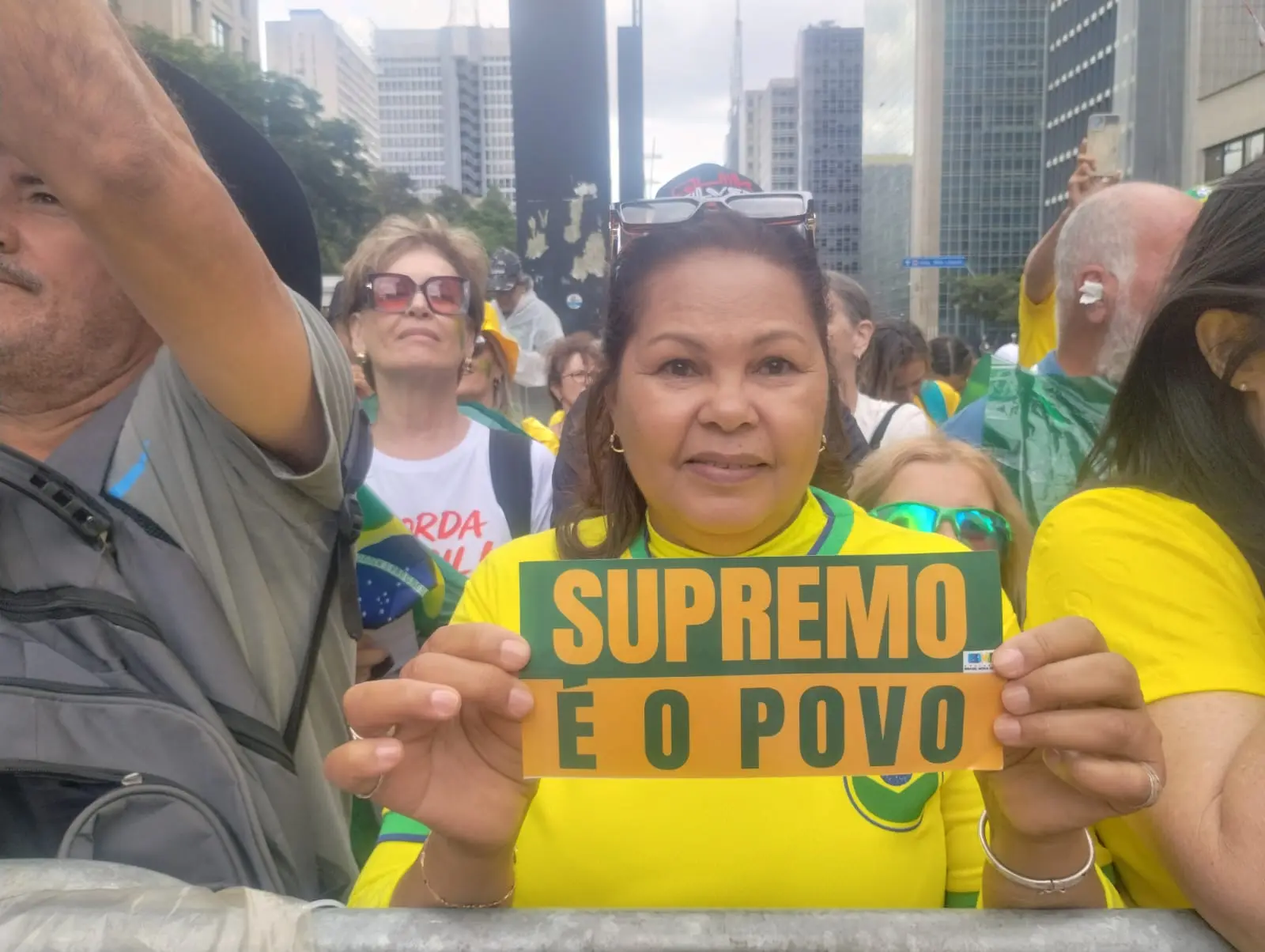 Mulher segura placa "Supremo é o Povo", na Avenida Paulista.
