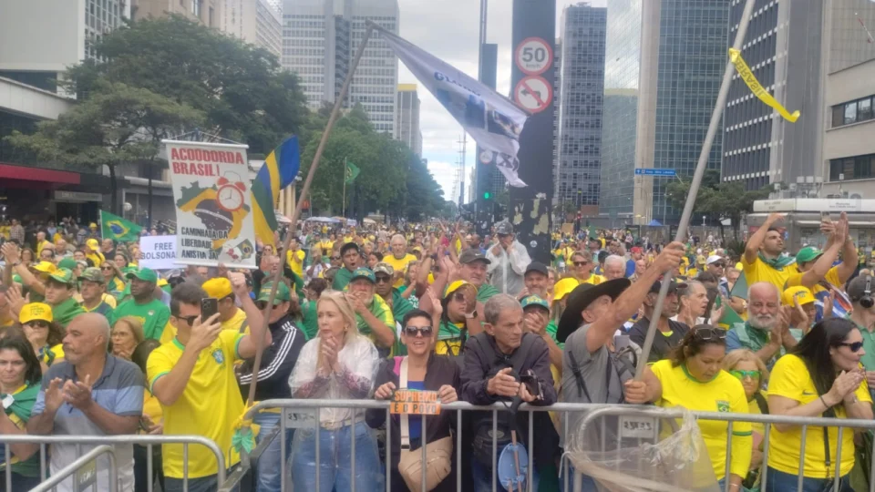 Diversos manifestantes aguardando início do ato na Avenida Paulista.