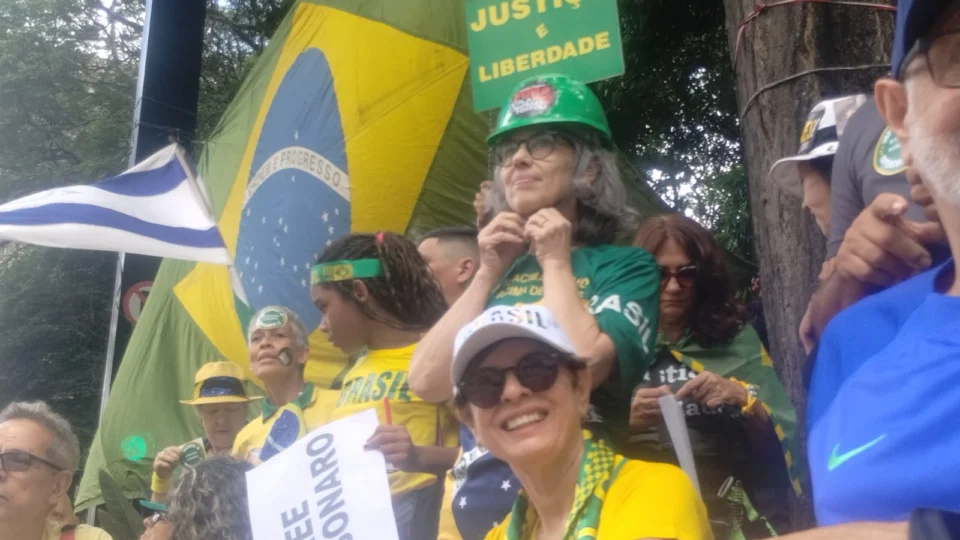 Mulher segura placa "Supremo é o Povo", na Avenida Paulista.